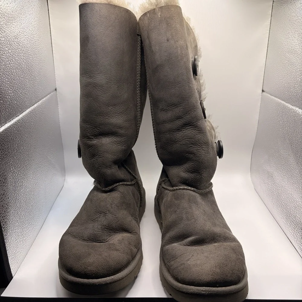 UGG Australia Bailey Button Triplet Boots Womens 9 Gray Sheepskin Winter 1873